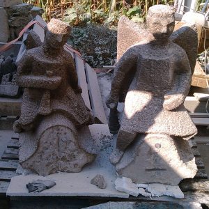 Zwei verwitterte Tuff Trompete Engel Eusebius-Kirche in Arnheim