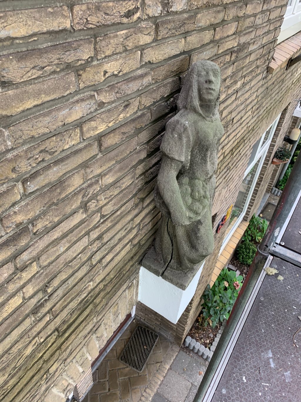 beeldje Herfst herplaatst