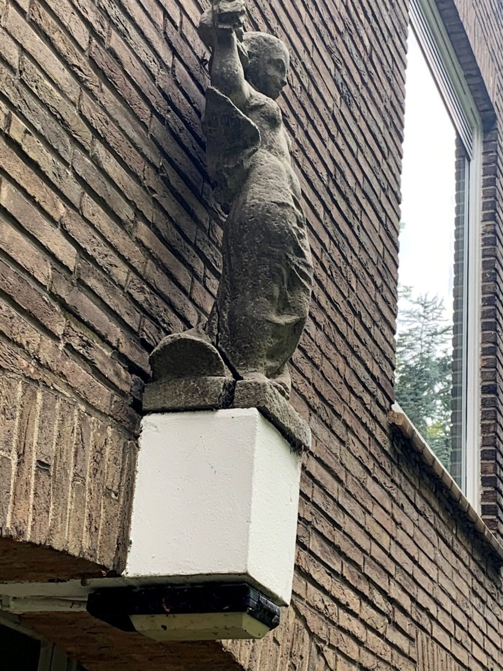 beeldje Lente Vier Seizoenen gebroken