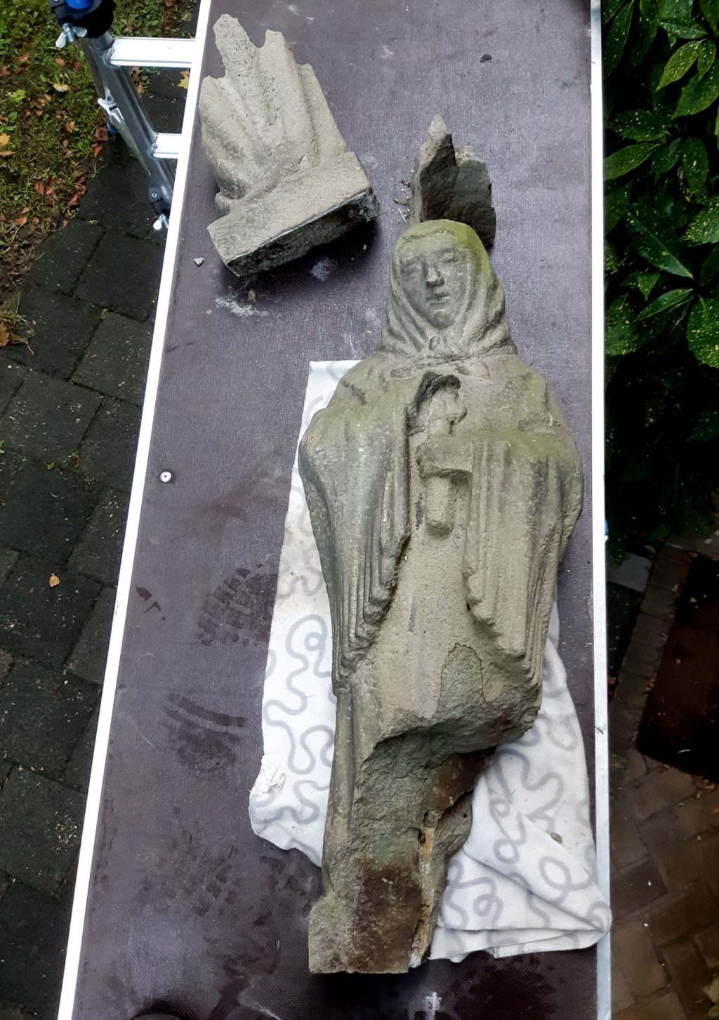 beeldje Winter Vier Seizoenen gebroken op steiger