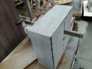 grober Steinblock für Aachen. Diamant-Kette einen piercing