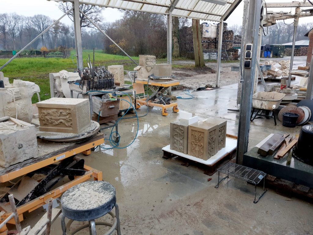 ornamenten in Baumberger steen voor de Latijnse School in Nijmegen
