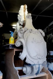boetseren in klei van schild griffioen
