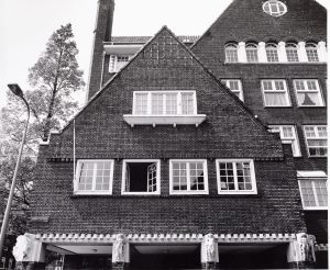 Tien beelden van Jaap Kaas aan de Minervalaan, Amsterdam. Foto uit de jaren '80 of '90