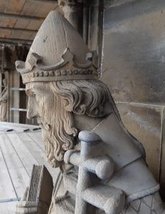 Risse im Gesicht der Statue von Papst Leo