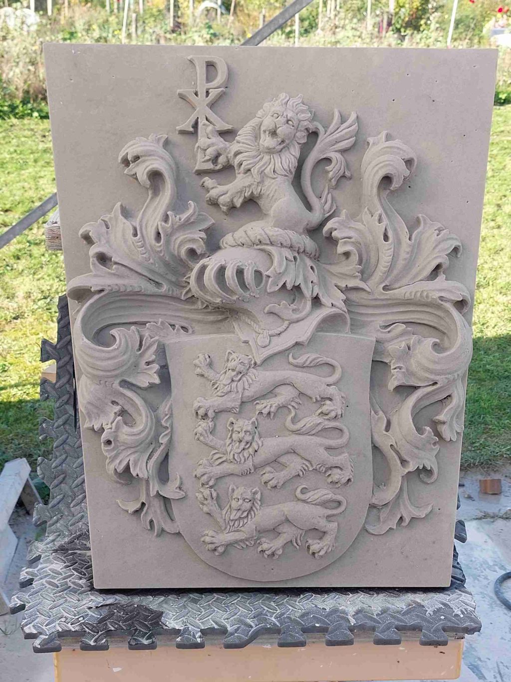wapensteen Van Steenis met 3 leeuwen in Bentheimer zandsteen