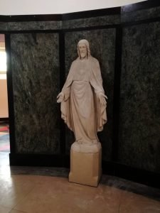 Het beeld van Jezus weer op een goede plek op zijn sokkel.