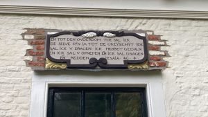1 von fünf Fassadensteinen für Noordgouwe: nach der Platzierung
