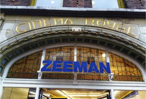 neue Fassade Royal Cinema; Zeeman. Für die Platzierung neuer Blöcke Udelfanger Sandstein.