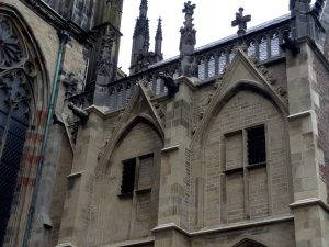 tufstenen kanthogels aan de zuiderkapel van de Domkerk Utrecht