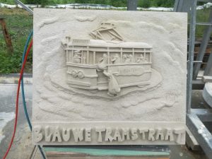 gevelsteen Blauwe Tramstraat gehouwen in zandsteen