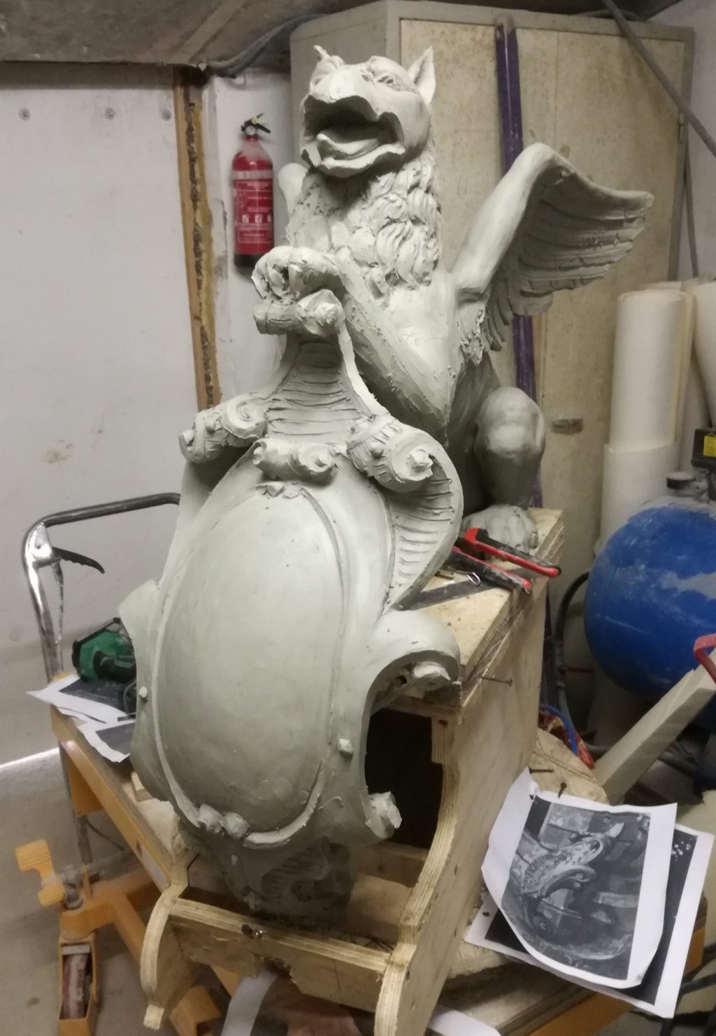 griffioen met schild ingang kasteel plastilinemodel