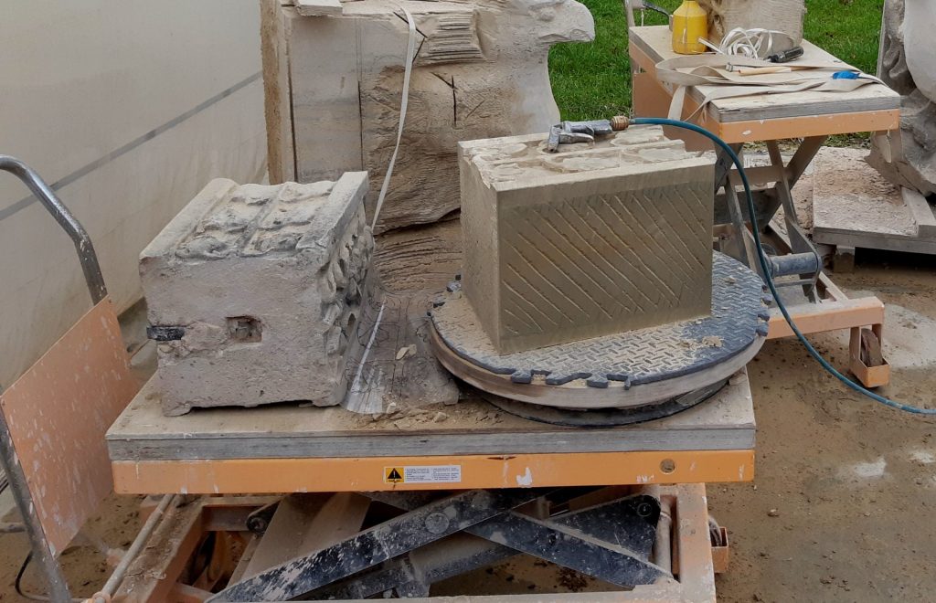 ornamenten in Baumberger steen voor de Latijnse School in Nijmegen