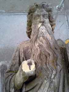 Hand-moses-alt. Bericht über Moses und Aaron hat nach der Restaurierung zurück