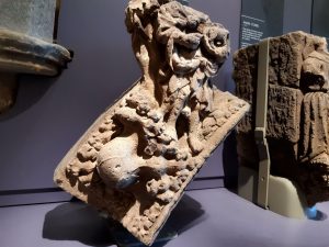 deel van spitsboog met hogels en mannetje. Elgin Cathedral, Schotland