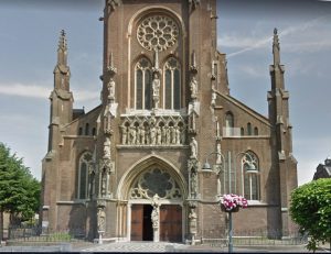 toestand van de voorgevel van de Lambertuskerk in Veghel vóór herstel van de arcaturen