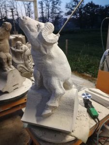 luchtboogbeeldje voor de Eusebiuskerk in in Arnhem: De kopie van de Kaapse Buffel