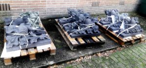 kanthogels in basaltlava voor de Domkerk van Utrecht klaar voor transport