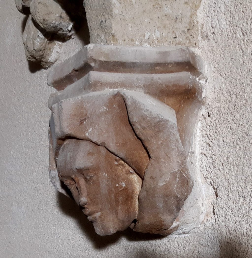 oude zandstenen kraagsteen van vrouw met kap