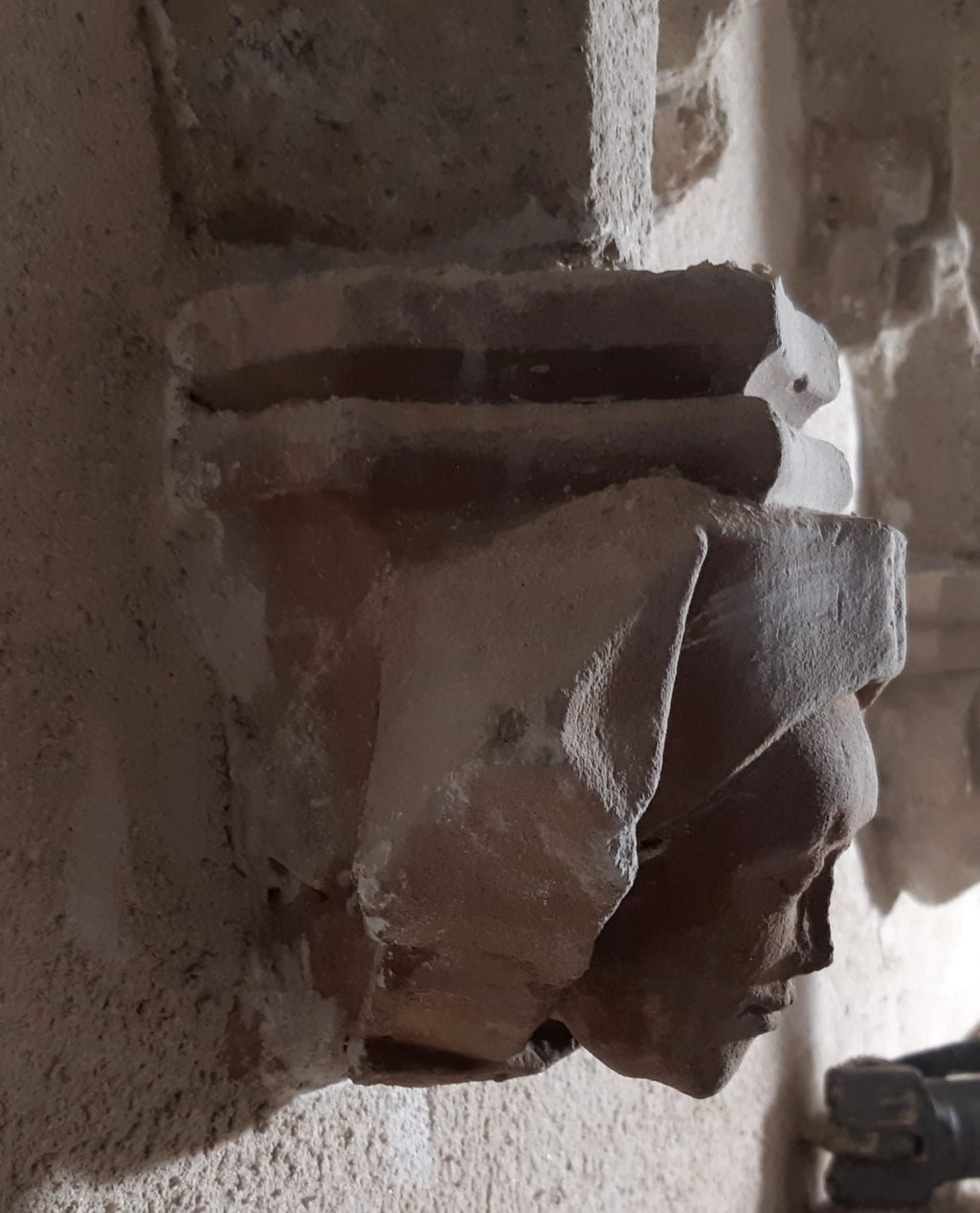 oude zandstenen kraagsteen van vrouw met kap
