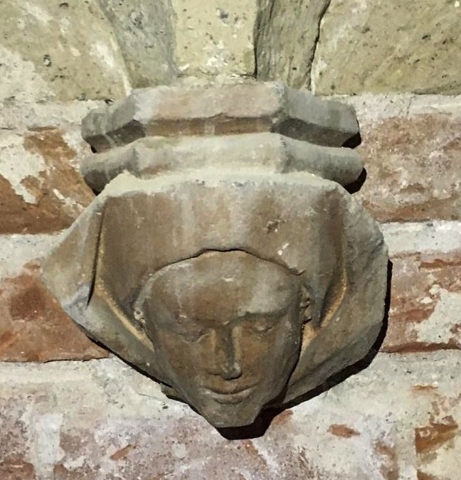 oude zandstenen kraagsteen van vrouw met kap