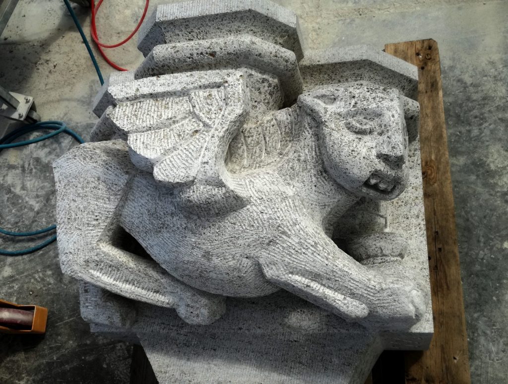 kopie van kraagsteen voor Eusebiustoren: kat met vleugels naar tufstenen origineel in nieuwe muschelkalksteen