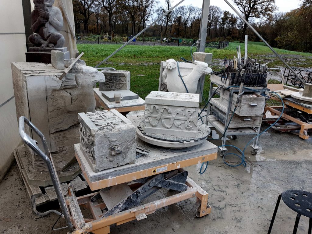 ornamenten in Baumberger steen voor de Latijnse School in Nijmegen