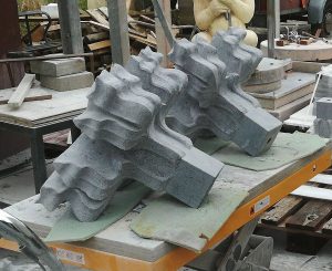 Zwei neue finials für den Aachener Dom in Irish Blaustein