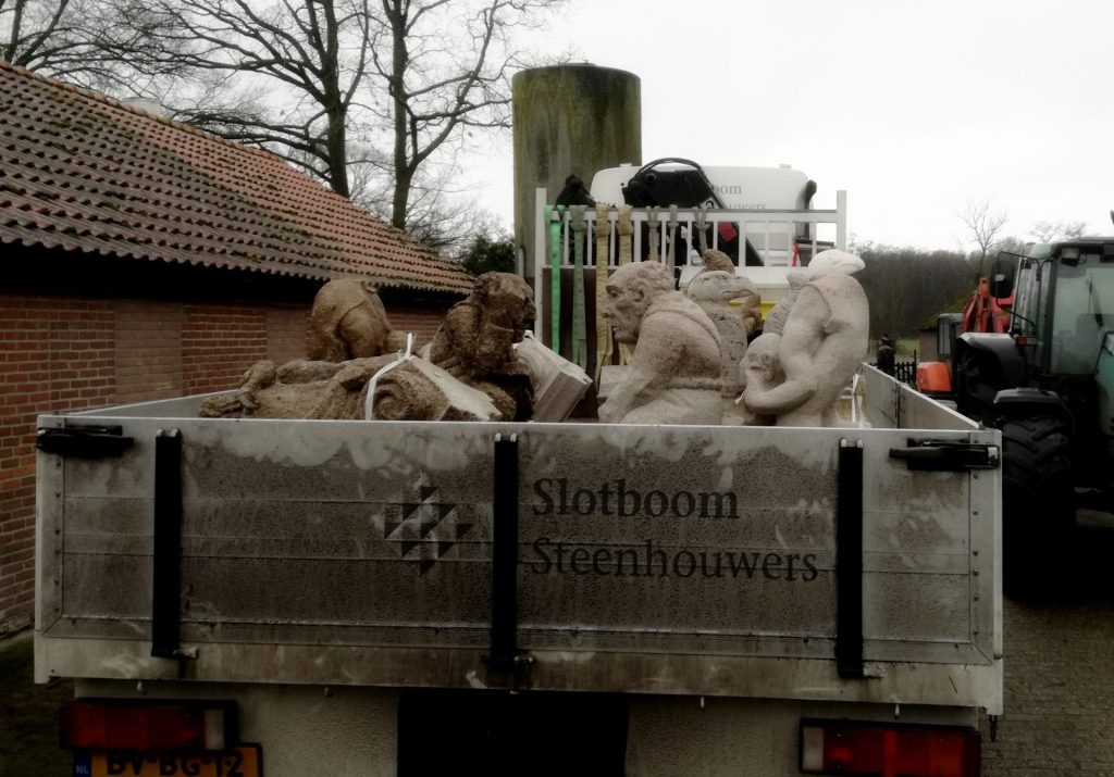 vrachtwagen geladen met luchtboogbeeldjes