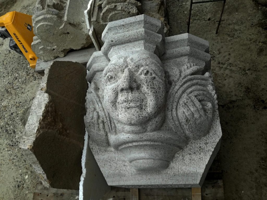 Kraagsteen Eusebiustoren man met korenaren kopie in muschelkalksteen