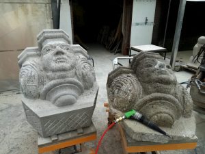 Kraagsteen Eusebiustoren man met korenaren, kopie in muschelkalksteen