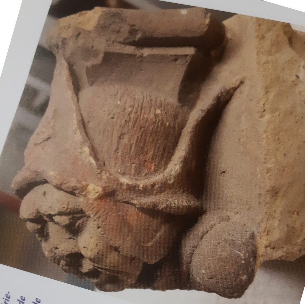 oude kraagsteen met hoofdje van man met muts