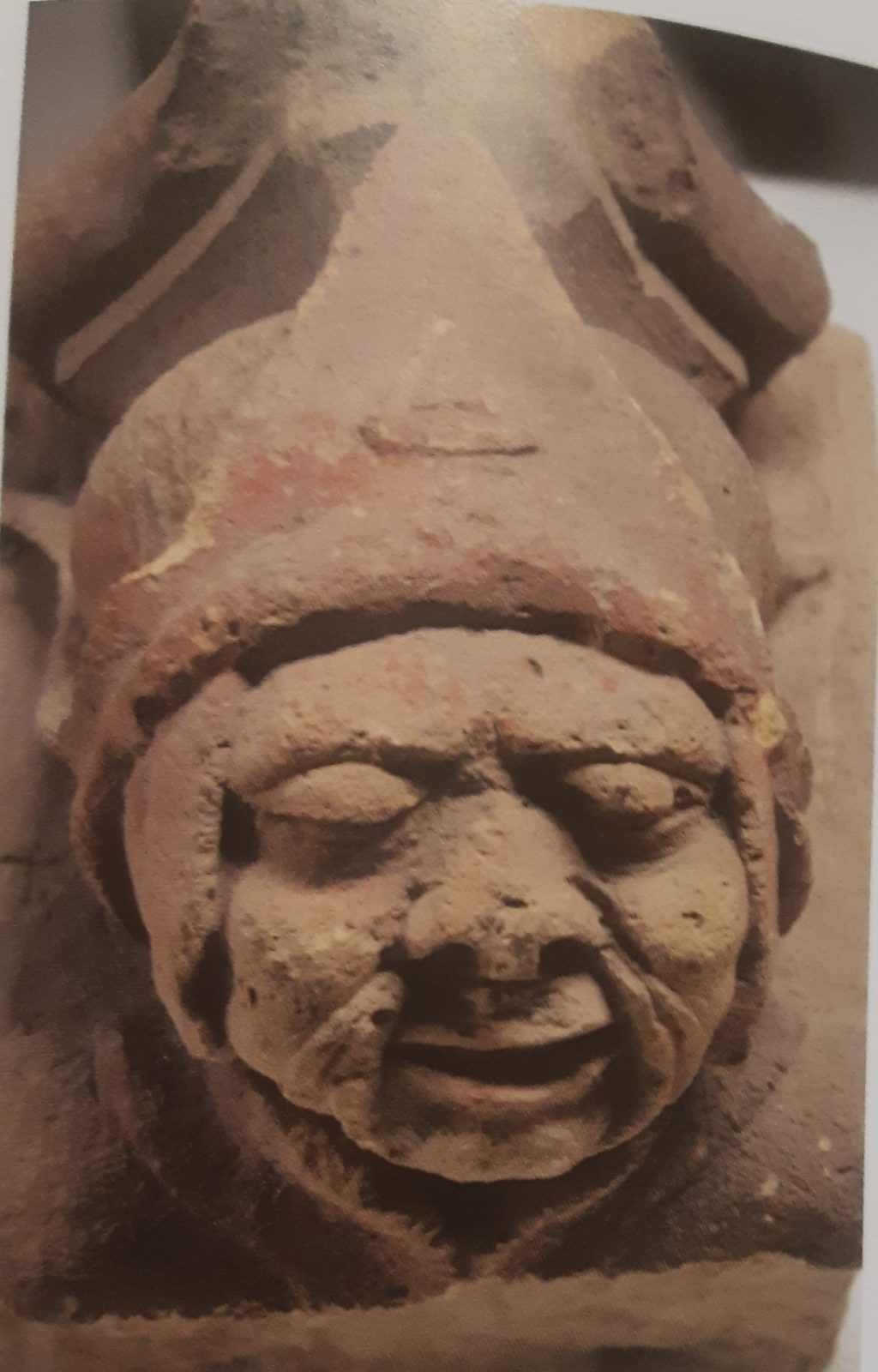 oude kraagsteen hoofdje van man met muts