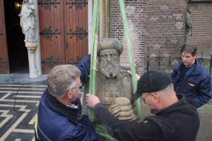 placement-aaron1. Bericht über Moses und Aaron hat nach der Restaurierung zurück