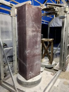 blok porfier voor gipsen beeld van Pan