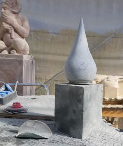 bekroning voor een van de twee kalasams in groene dolomiet kalksteen (Anröchter Grünstein)
