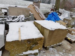Thomas van Aquino, Teil 2: Säge. Zwei große Sandsteinblöcke