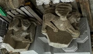 Twee gevleugelde kubistische beesten: oude tufstenen kraagstenen uit 1954 door John Grosman van de Eusebiustoren in Arnhem