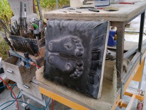 Padukas Schnitzen in schwarzem Granit-Herstellung Padukas in schwarzem Granit
