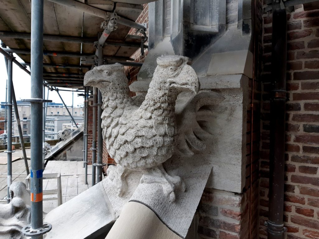 beeld tweekoppige adelaar geplaatst
