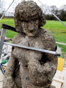 De Zeven Zonden: de Wellust, gebroken oud beeldje van geïmpregneerde tufsteen
