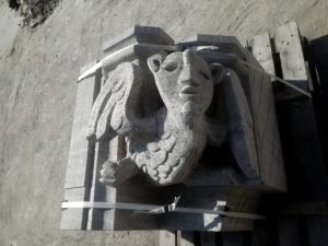 Vogelbeest: een kopie van een tufstenen kraagsteen door John Grosman in nieuwe Muschelkalksteen voor de Eusebiustoren in Arnhem