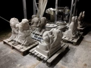 Voltooide luchtboogbeeldjes bijeen in het atelier