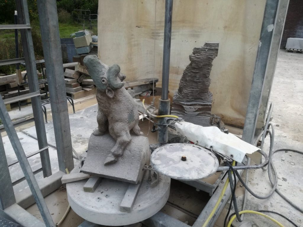 zaagmachine met origineel van de Kaapse Buffel links en nieuwe steen rechts.