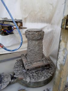 voorzagen van granieten schachtstuk op zaagmachine