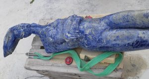vrouw in blauwe steen 