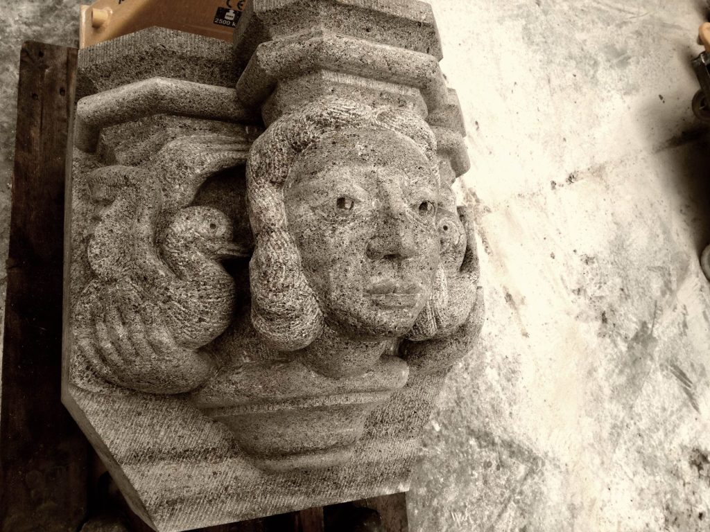 Kopie van kraagsteen in nieuwe Muschelkalksteen van 1 vrouw met 2 duiven