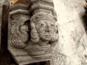 Kopie van kraagsteen in nieuwe Muschelkalksteen van 1 dame met twee duiven