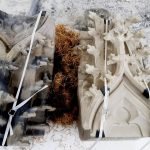 pallet met beeldhouwwerk op de beeldhouwerij